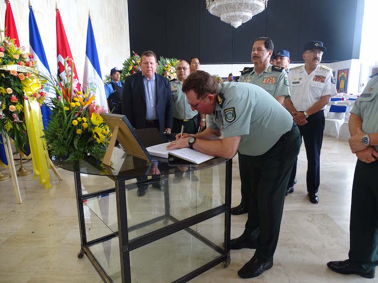 Policía Nacional firma Libro de Condolencias por el Comandante Fidel Castro