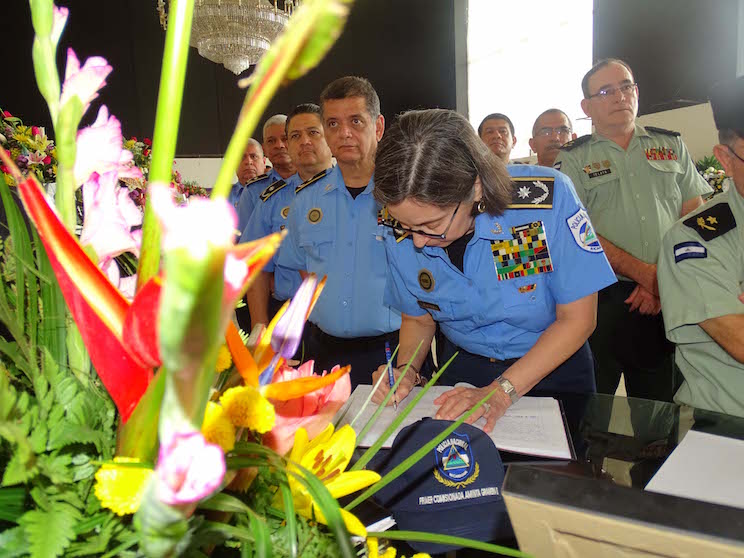 Policía Nacional firma Libro de Condolencias por el Comandante Fidel Castro