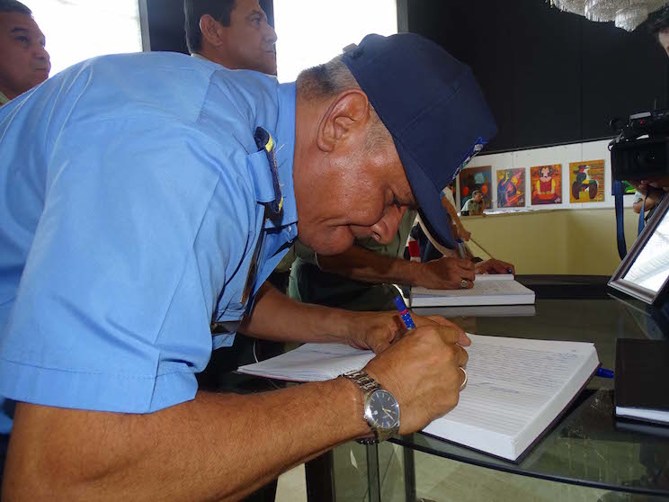 Policía Nacional firma Libro de Condolencias por el Comandante Fidel Castro