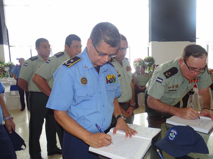 Policía Nacional firma Libro de Condolencias por el Comandante Fidel Castro