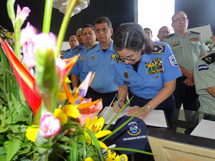 Policía Nacional firma Libro de Condolencias por el Comandante Fidel Castro