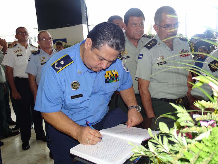 Policía Nacional firma Libro de Condolencias por el Comandante Fidel Castro