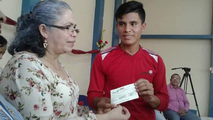 Gobierno Sandinista entrega bono de bachiller en el departamento de Chontales