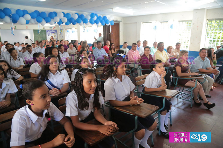 Niños finalizan su etapa de educación primaria
