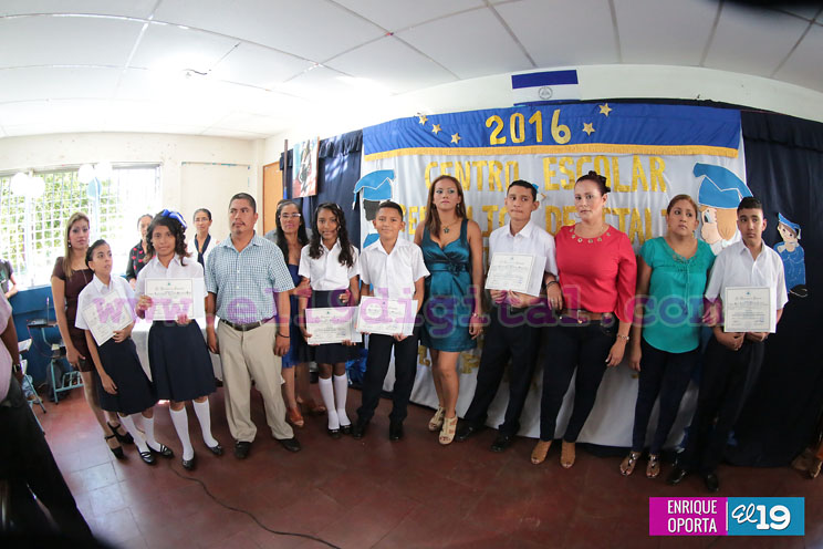 Niños finalizan su etapa de educación primaria