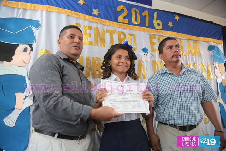 Niños finalizan su etapa de educación primaria