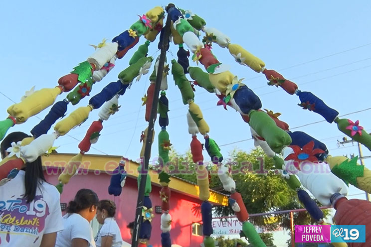 Instalan creativo árbol navideño en la Máximo Jerez