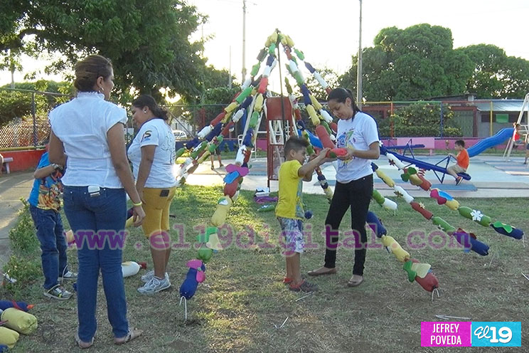 Instalan creativo árbol navideño en la Máximo Jerez