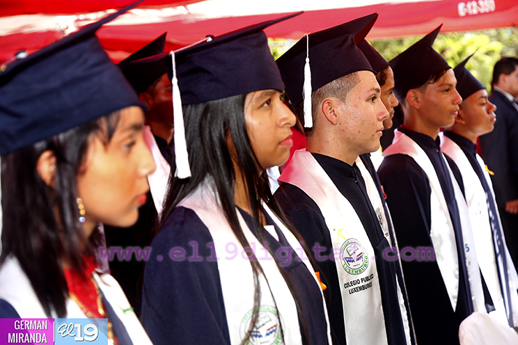 Estudiantes se promocionan de la secundaria y pasan a una nueva etapa en sus vidas