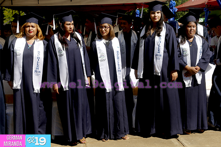 Estudiantes se promocionan de la secundaria y pasan a una nueva etapa en sus vidas
