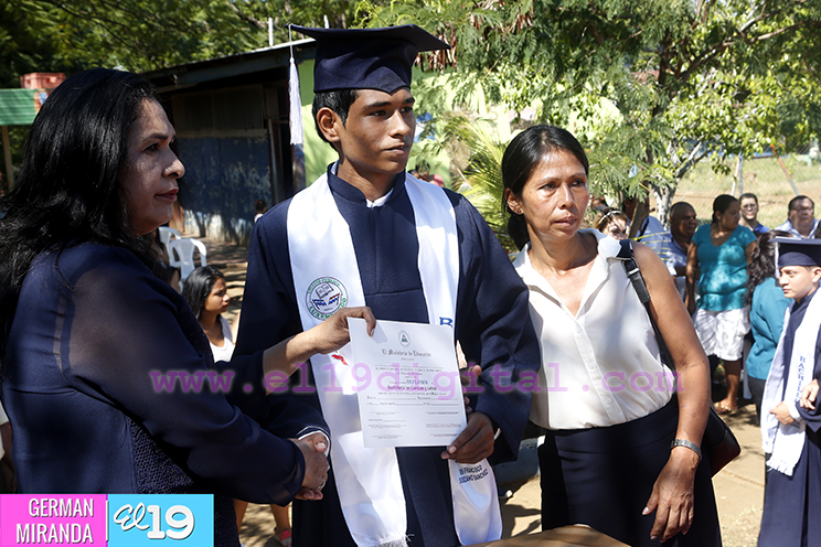 Estudiantes se promocionan de la secundaria y pasan a una nueva etapa en sus vidas