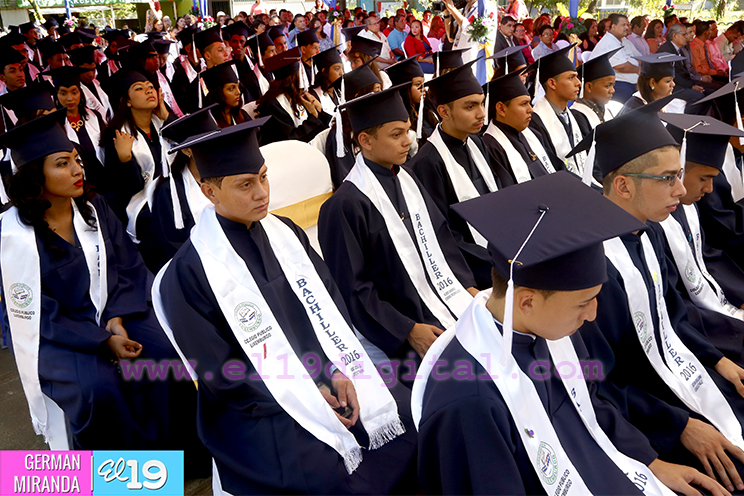 Estudiantes se promocionan de la secundaria y pasan a una nueva etapa en sus vidas