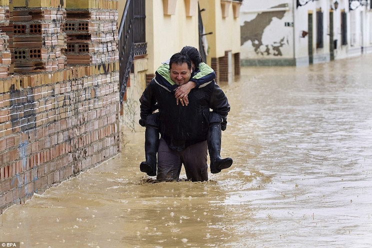 Las mayores lluvias en Málaga en 25 años dejan un muerto y centenares de incidencias