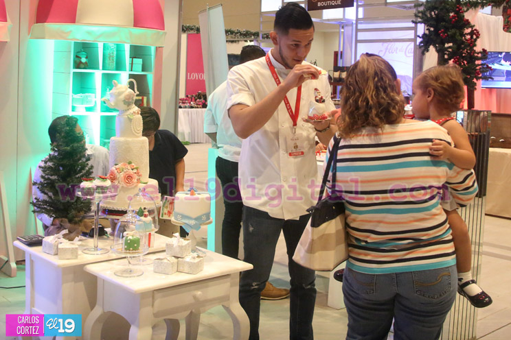 Familias aprovechan ofertas y descuentos en Feria de la Noche Buena
