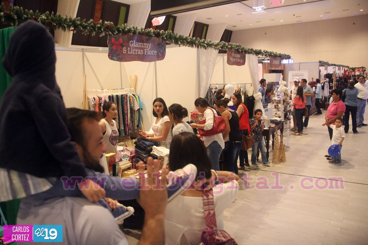 Familias aprovechan ofertas y descuentos en Feria de la Noche Buena