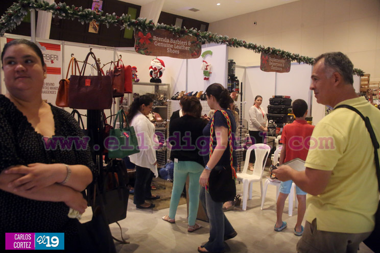 Familias aprovechan ofertas y descuentos en Feria de la Noche Buena