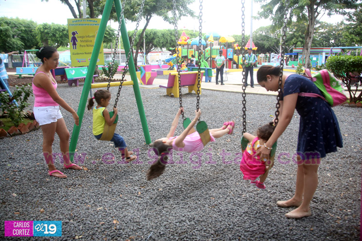 Familias disfrutan tarde de diversión en parques seguros  