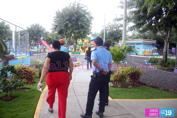 Familias disfrutan tarde de diversión en parques seguros  