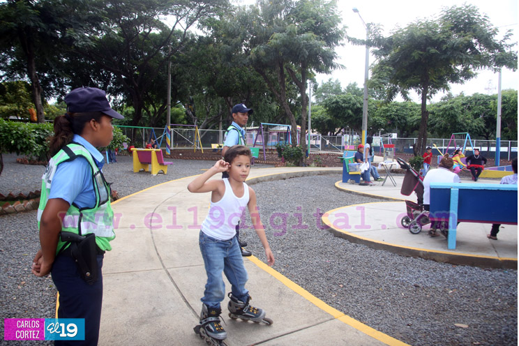 Familias disfrutan tarde de diversión en parques seguros  