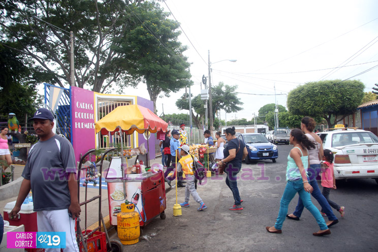 Familias disfrutan tarde de diversión en parques seguros  