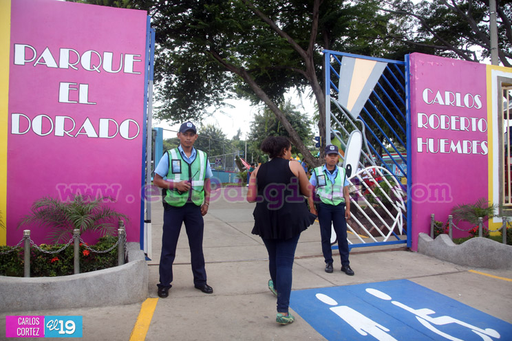 Familias disfrutan tarde de diversión en parques seguros  