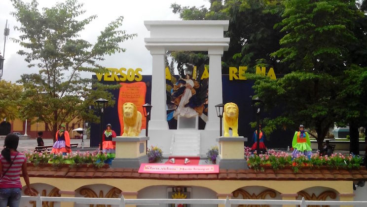 Altares de la Virgen en Parque Central de León