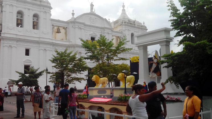 Altares de la Virgen en Parque Central de León