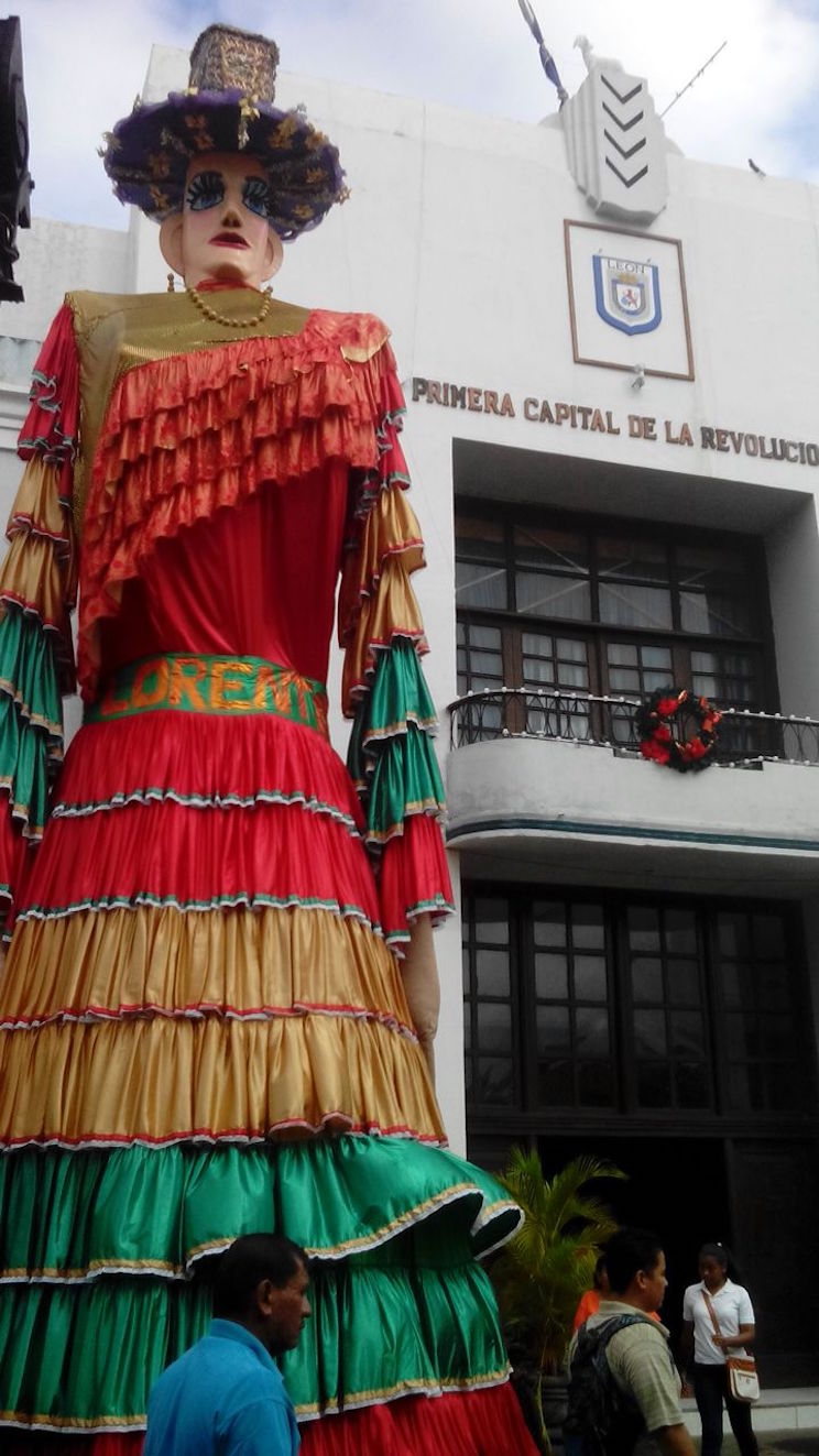 Altares de la Virgen en Parque Central de León