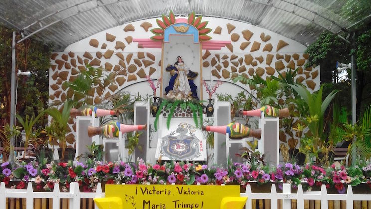 Altares de la Virgen en Parque Central de León