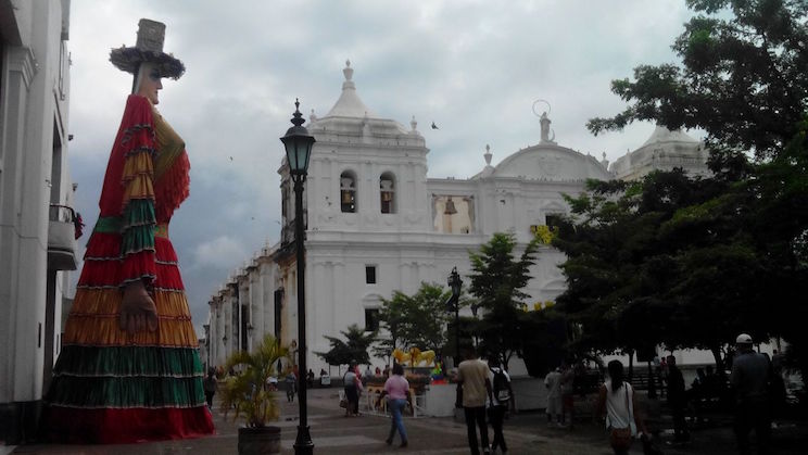 Altares de la Virgen en Parque Central de León