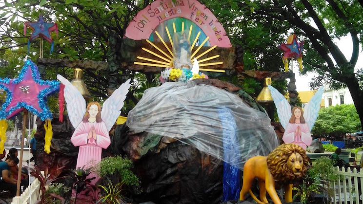 Altares de la Virgen en Parque Central de León
