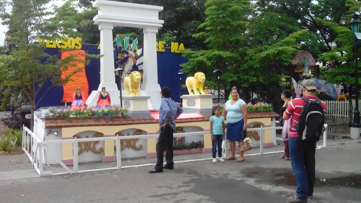 Altares de la Virgen en Parque Central de León