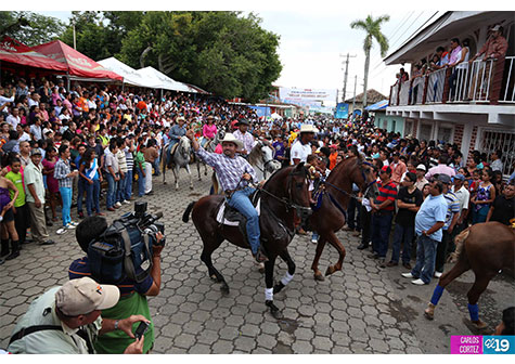 Vistoso desfile hípico en Niquinohomo
