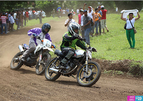 Realizan competencia de motovelocidad en el Trapiche