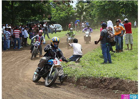 Realizan competencia de motovelocidad en el Trapiche