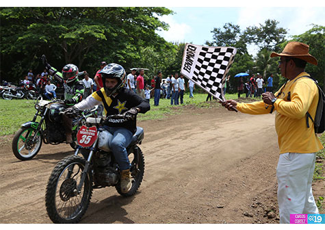 Realizan competencia de motovelocidad en el Trapiche
