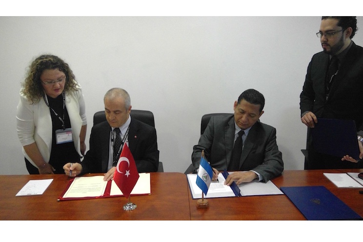 Nicaragua firma acuerdo aéreo con Turquía