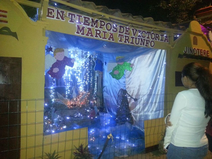 Familias caraceñas disfrutan de altares a la Purísima instalados en los parques centrales