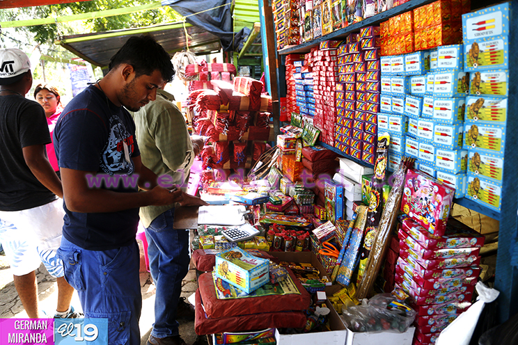 Familias se desbordan a comprar productos pirotécnicos para celebrar la Gritería