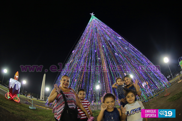 Encienden el Árbol Navideño más grande de Nicaragua