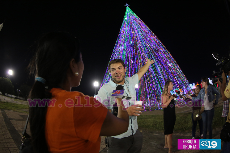 Encienden el Árbol Navideño más grande de Nicaragua