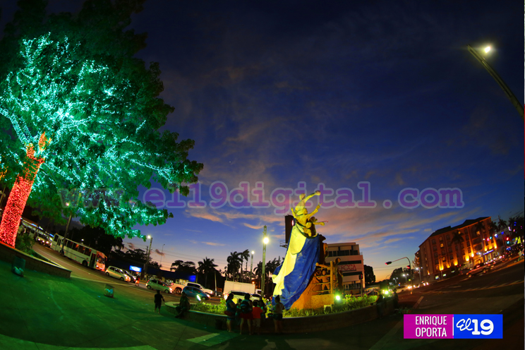 Encienden el Árbol Navideño más grande de Nicaragua