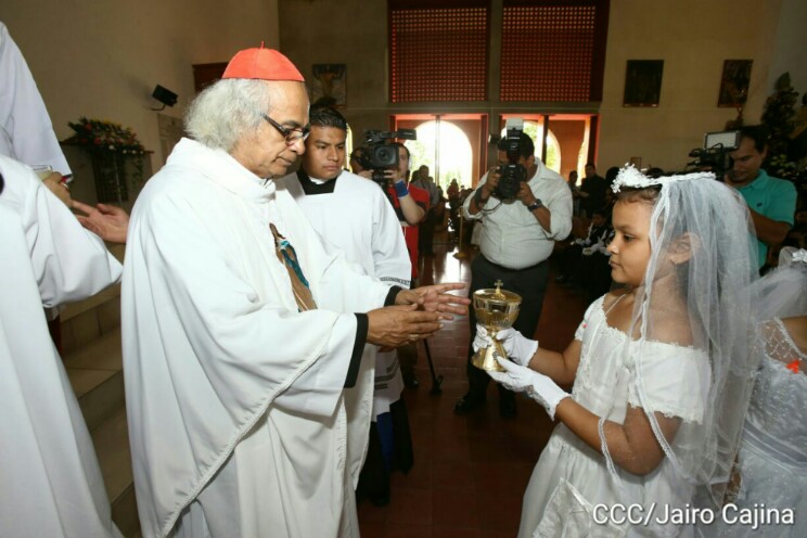 Niños y niñas dan su primera comunión en Catedral de Managua