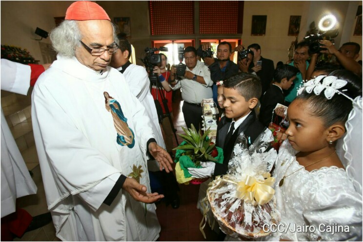 Niños y niñas dan su primera comunión en Catedral de Managua