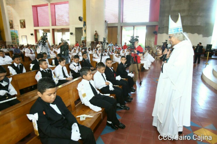 Niños y niñas dan su primera comunión en Catedral de Managua