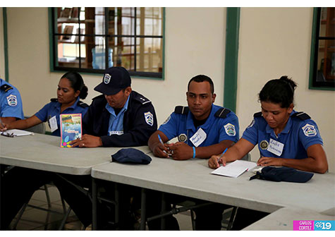 Capacitan a policías turísticos