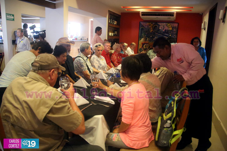 Cruceristas del Crowne Princess visitan la novia del Xolotlán