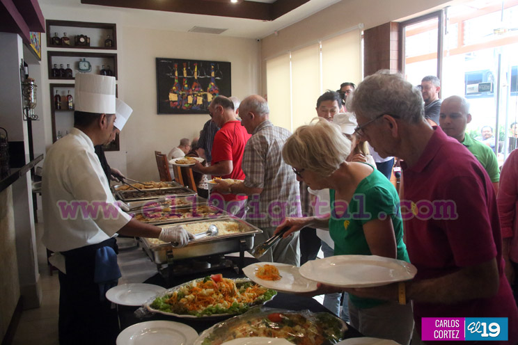 Cruceristas del Crowne Princess visitan la novia del Xolotlán