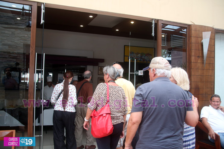 Cruceristas del Crowne Princess visitan la novia del Xolotlán