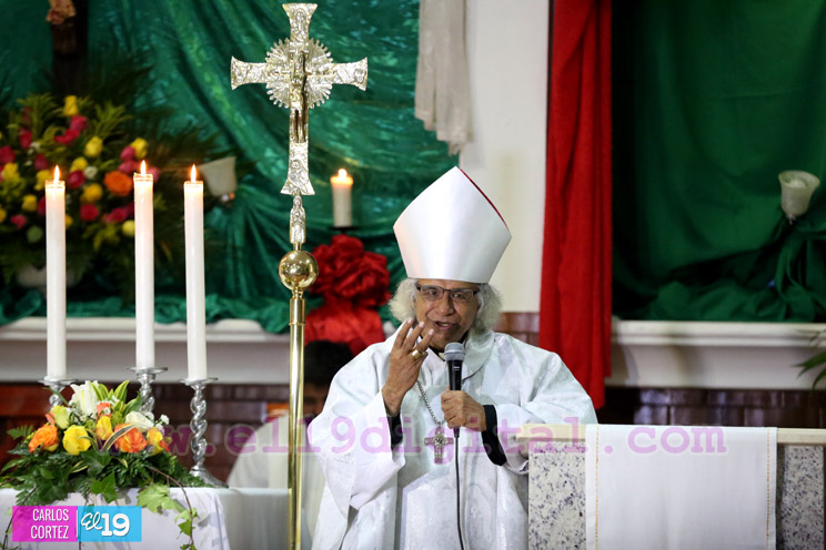 Jóvenes de Loma Linda reciben el sacramento de la Confirmación